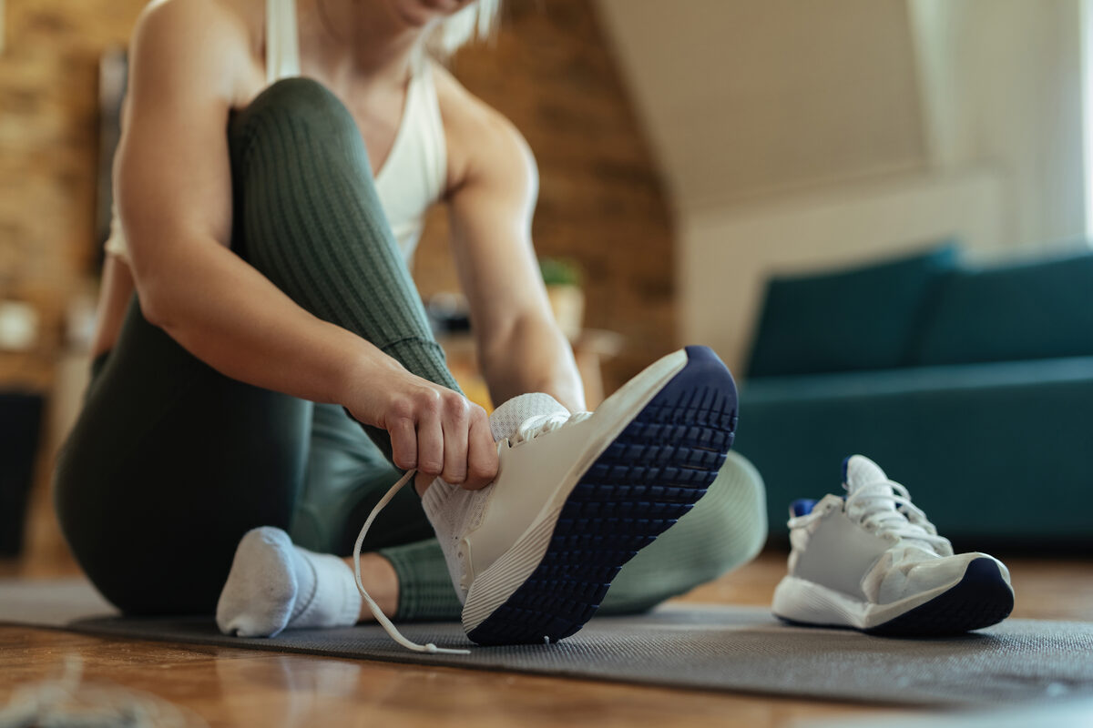 Sportschoenen en sokken aantrekken — zweetvoeten en schoengeur voorkomen